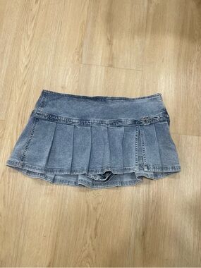 BDG light blue denim pleated mini skort with buckle detail. Size: L